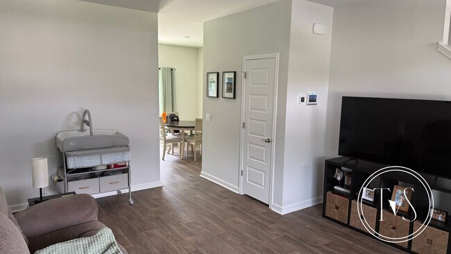 Foto del edificio - RATE DROP ALERT! (was $2240/month)