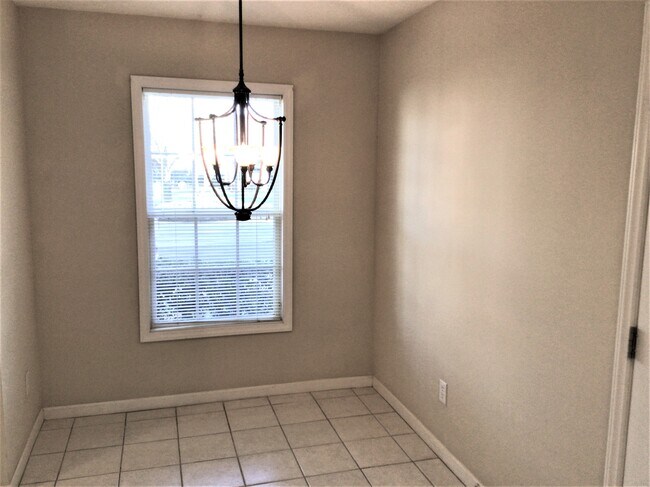 Foto del edificio - 5470 Regent Village Dr