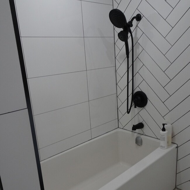 Photo du bâtiment - 1356 Charles Dr