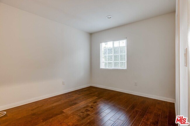Foto del edificio - 4848 Oakwood Ave