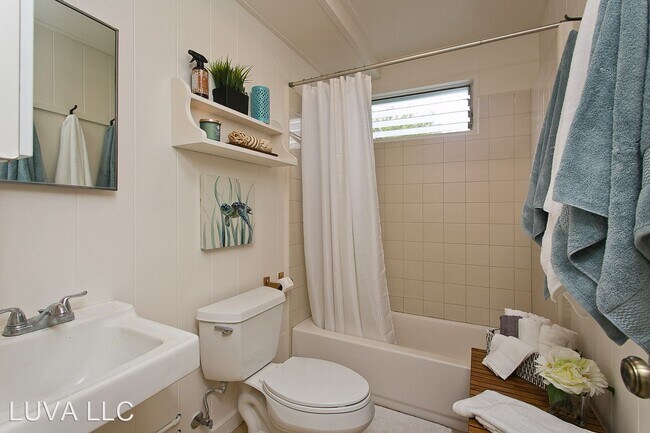 Building Photo - 3 br, 1 bath House - 210 Kaelepulu Drive
