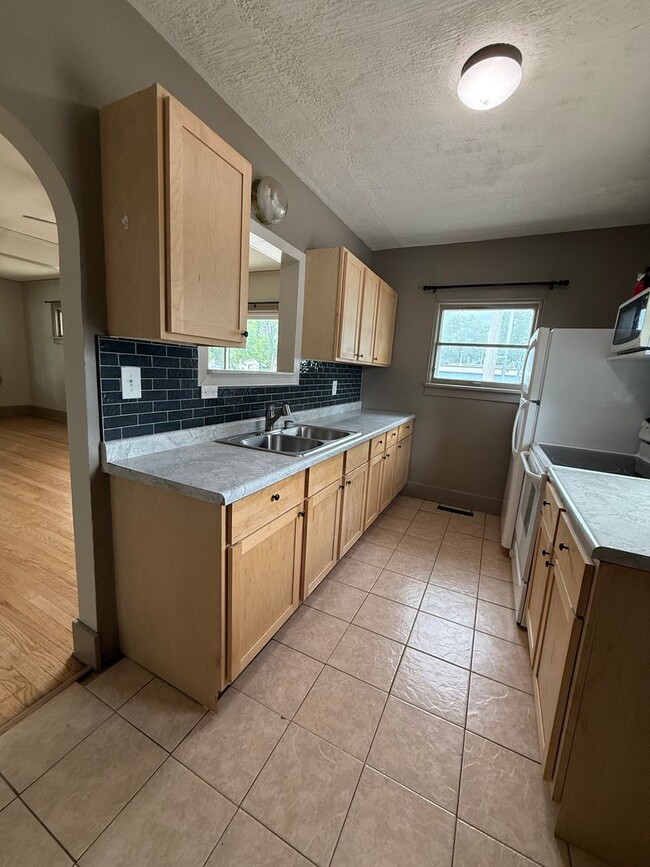 Building Photo - Charming 2-Bedroom Home with Spacious Back...