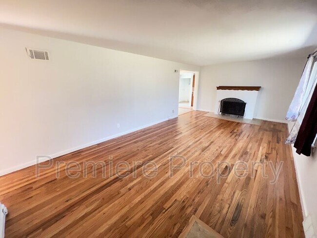 Building Photo - 5400 Flint St