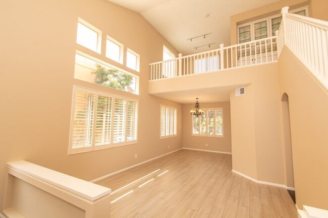 Building Photo - Spacious 3 Bed/2.5 Bath in Desirable UTC La Jolla Community of Toscana