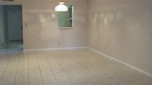 Foto del edificio - 7340 Lake Cir Dr