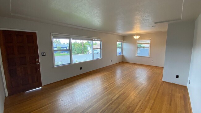 Foto del edificio - Large 3 bed 2 bath on 62nd! (Lease out, pending signatures. Check back in a few days!)