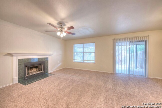 Building Photo - 3 Bedroom/2.5 Bath located in Villas at No...