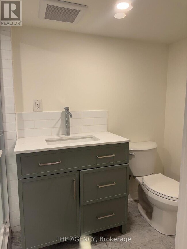 Photo du bâtiment - 1590 Liveoak Dr