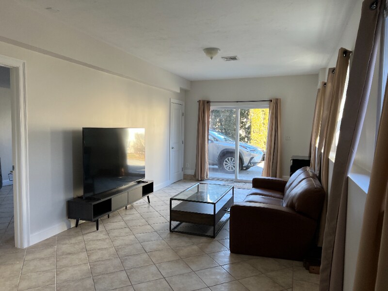 121 Highland Rd, Abington, MA 02351 Room for Rent in Abington, MA