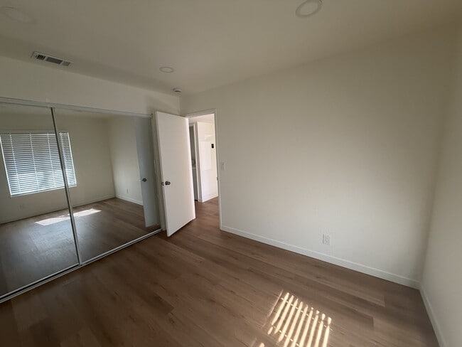 Building Photo - 8235 La Riviera Dr