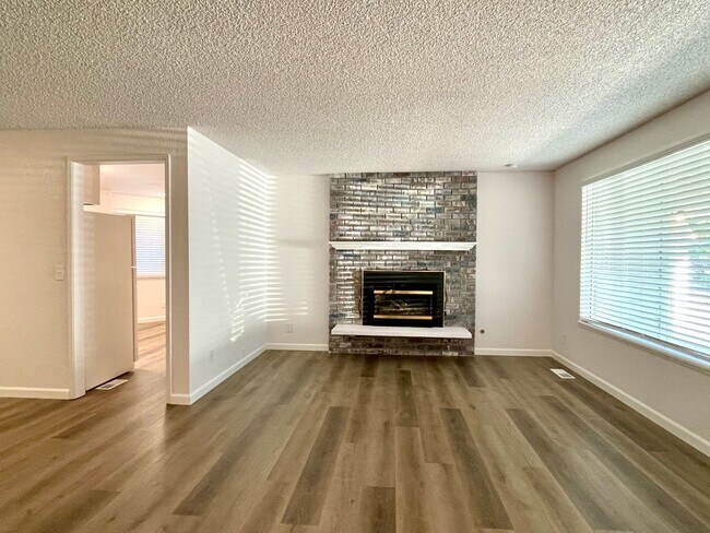 Foto del edificio - Newly Renovated Spacious 3 Bedroom 2 Bathr...