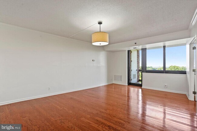 Foto del edificio - 1805 Crystal Dr