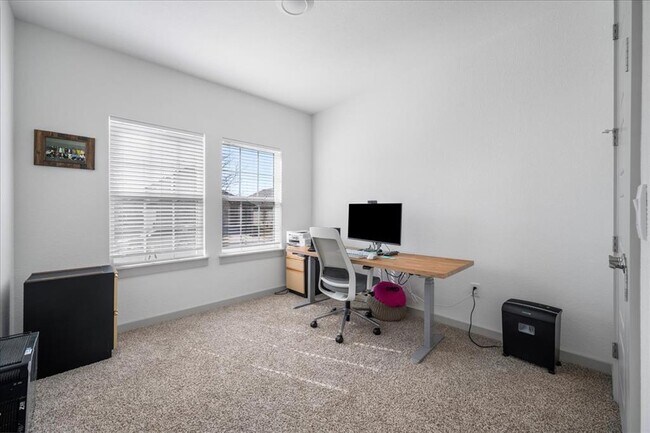 Building Photo - 420 Deerpath St