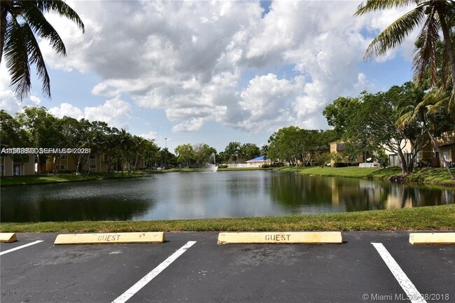 Foto del edificio - 400 Palm Cir W