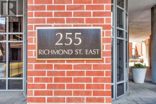Photo du bâtiment - 255 Richmond St E