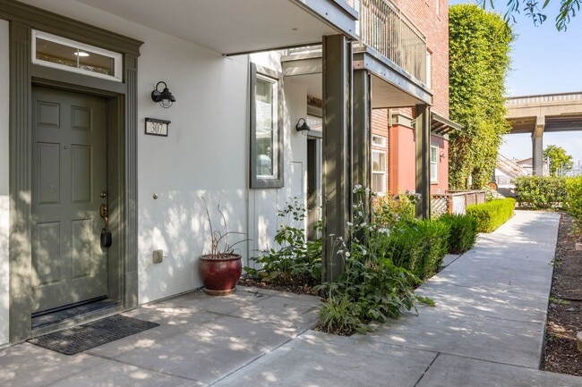 Building Photo - Modern Townhouse