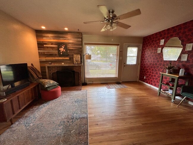 Foto del edificio - $0 DEPOSIT OPTION. CHARMING 3-BEDROOM HOME...