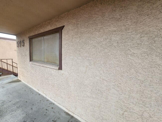 Foto del edificio - 595 N Royal Crest Cir
