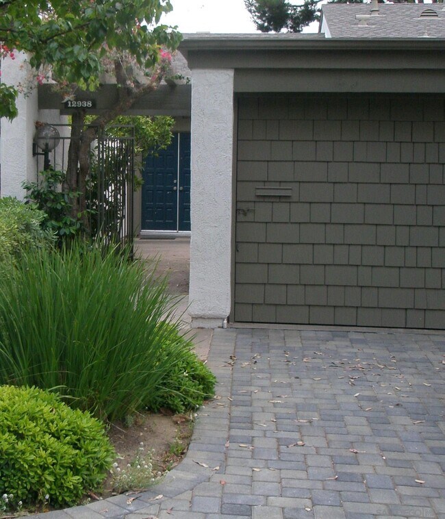 Building Photo - 12938 Caminito Del Pasaje