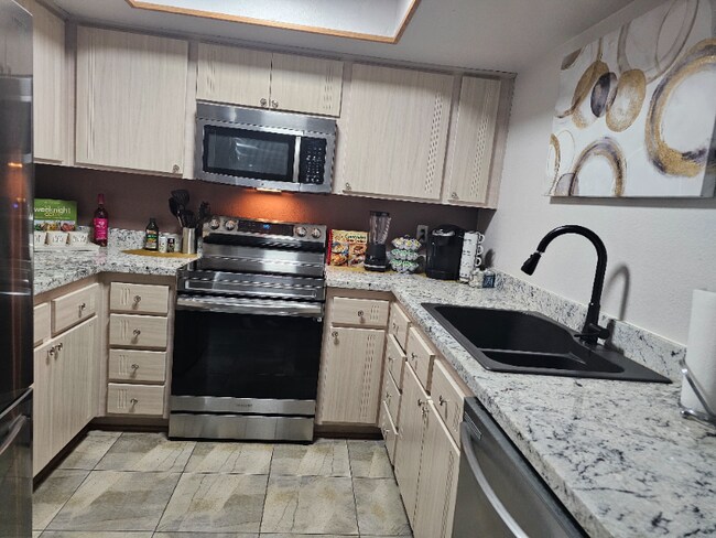 Foto del edificio - 1701 E Katie Ave