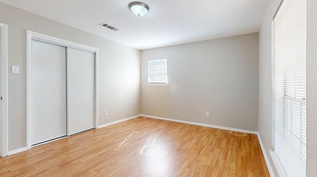 Foto del edificio - 6121 Whitman Ave