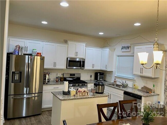 Foto del edificio - Captivating Single Family Home | 3 BR/2.5BA | 1-Car Covered Parking |In Highland Park