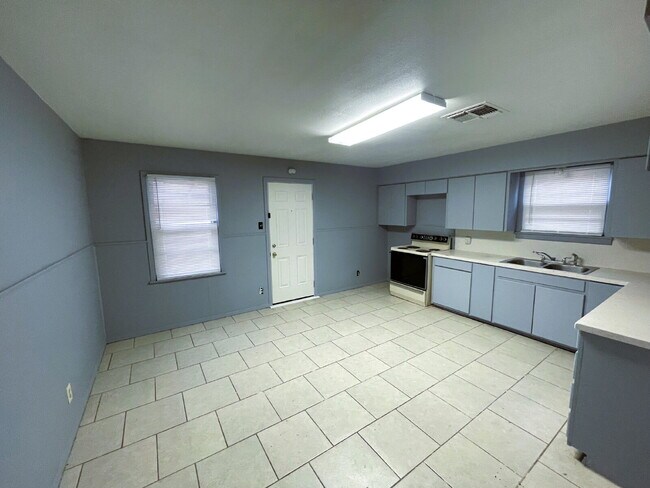 Foto del edificio - Stunning Remodeled Home Located Near Wheel...
