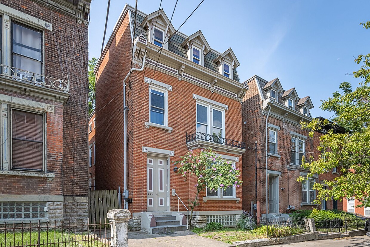 Primary Photo - 221 University Avenue