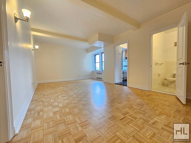Foto del edificio - Studio in West Village | 9th Floor, Full-Service Building
