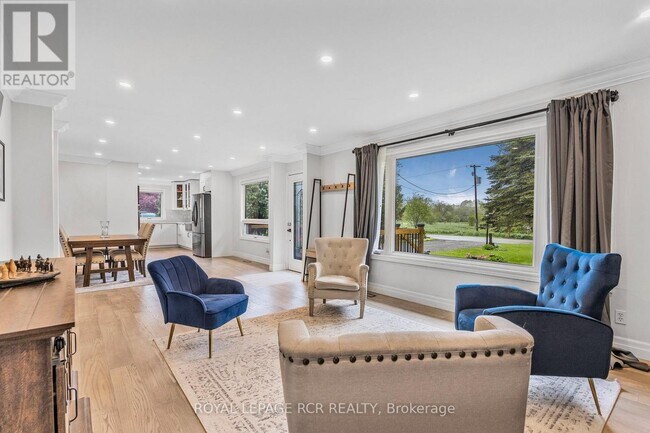 Building Photo - 61 William St E