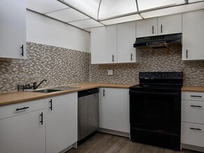 Building Photo - 1300 St Charles Pl