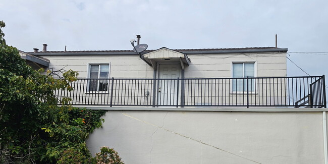 Building Photo - 836 Adams St