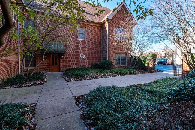 Building Photo - 807 E Main St