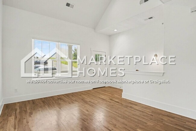 Foto del edificio - 211 Briar Rd