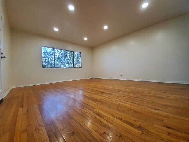 Building Photo - 5119 Cahuenga Blvd