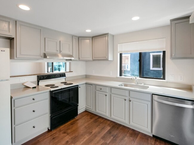 Building Photo - 2 BED & 1.5 BATH DUPLEX FOR RENT