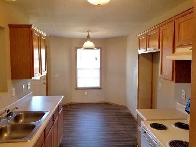 Kitchen & Dining - 819 N Pinewood Ave