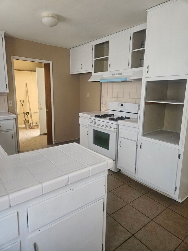 Foto del edificio - 3 BEDROOM, 2 BATHROOM HOME IN VICTORVILLE....