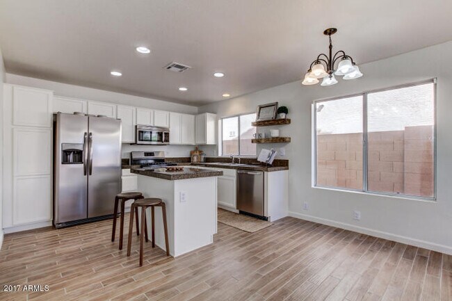 Building Photo - 2829 E Glenhaven Dr