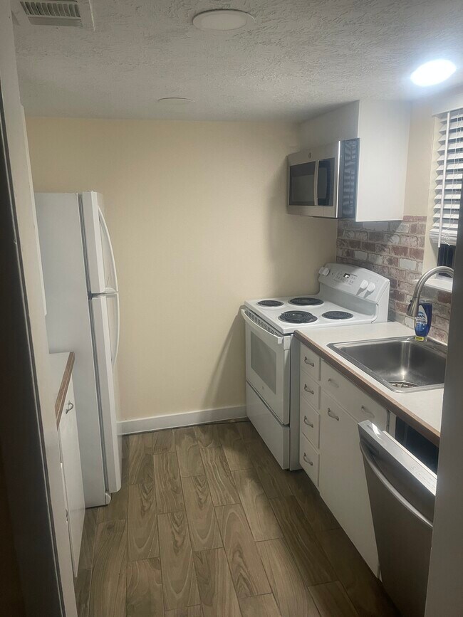 Cocina tipo galera - 1500 S Diamondhead Blvd