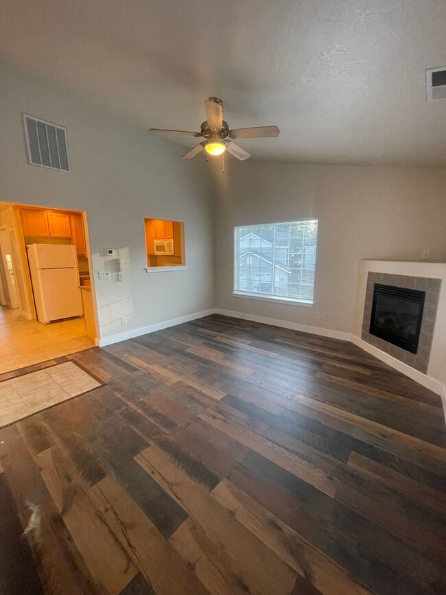 Building Photo - **MOVE IN SPECIAL**Convieniently located c...