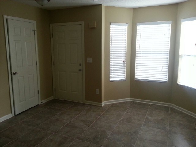 Building Photo - 8 Old Pine Cir