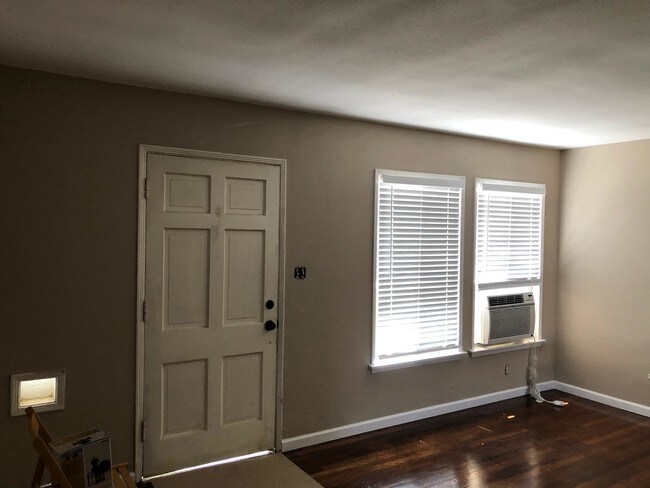 Wiindow Air Conditioner - 502 N Rosemary Ln