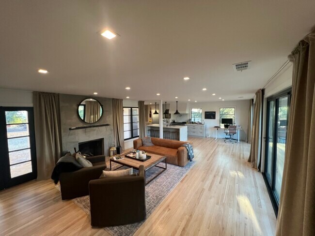 Foto del edificio - 14850 Watters Dr