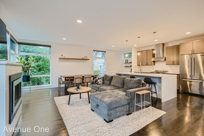 Building Photo - 3 br, 3 bath House - 2218 11th Ave W