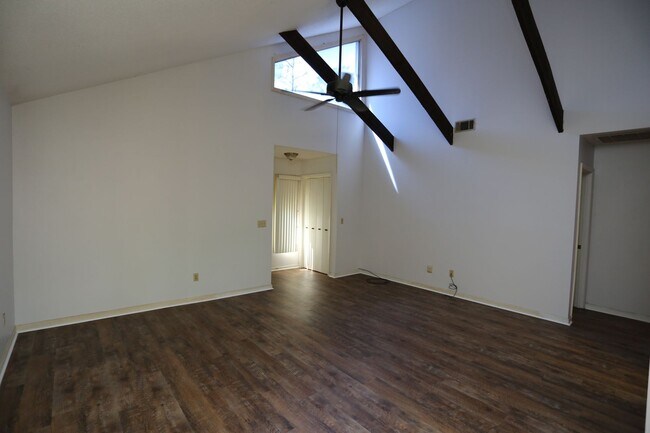 Foto del edificio - 2 Bedroom townhome