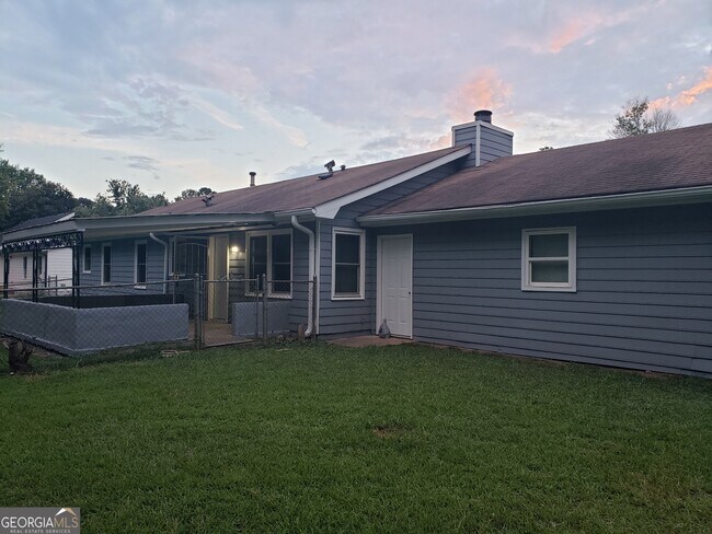 Building Photo - 512 Greenview Ave SE