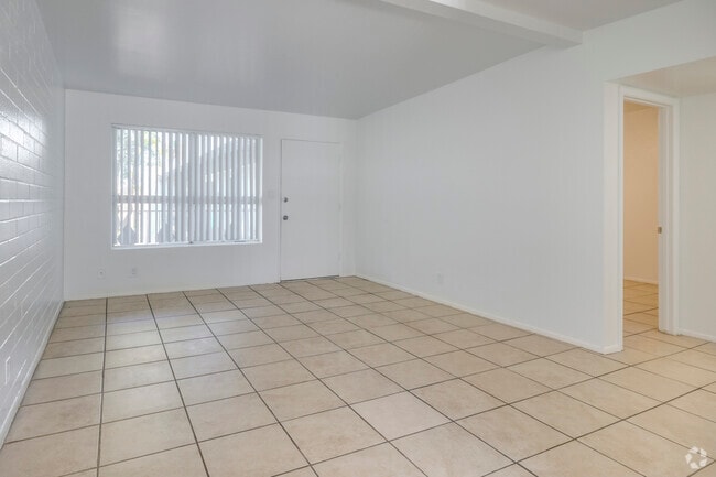 1BR, 1BA - 620SF - Living Room - Parkway