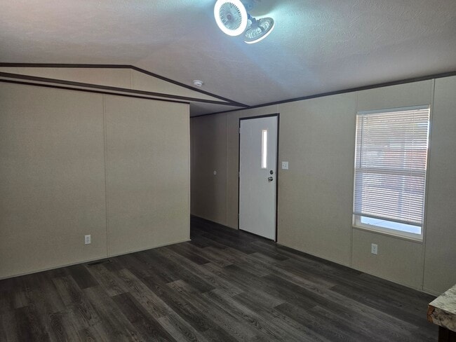 Building Photo - Cute, Clean & Affordable 3 Bed / 2 Bath Home in Central Bullhead City!