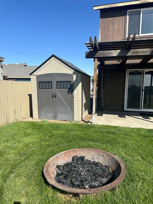 Building Photo - Large Well Maintained Home in Quiet Neighb...